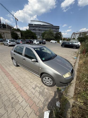 Shes veturën Skoda fabia