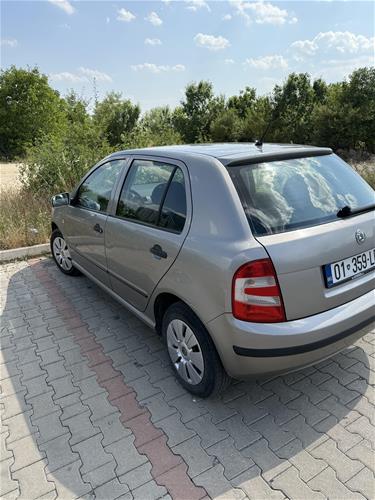 Shes veturën Skoda fabia