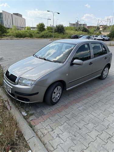 Shes veturën Skoda fabia