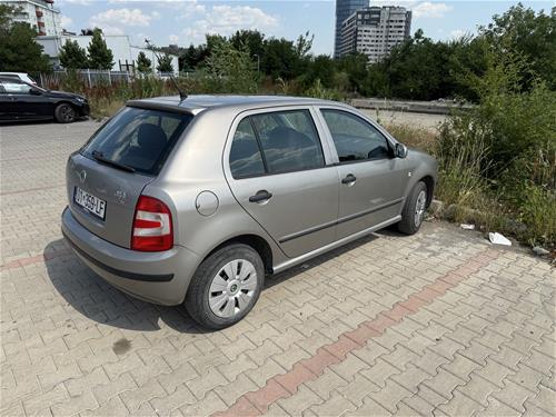 Shes veturën Skoda fabia