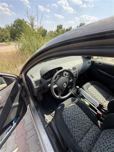 Shes veturën Skoda fabia