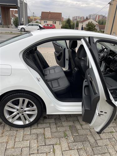 Volkswagen Jetta 2.0 TDI Premium Automatik BlueMotion – 150 Kuaj Fuqi