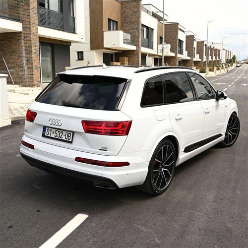 shes veturen audi Q7