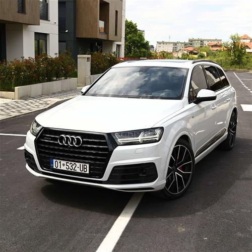shes veturen audi Q7