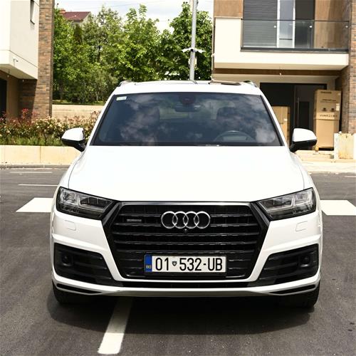 shes veturen audi Q7