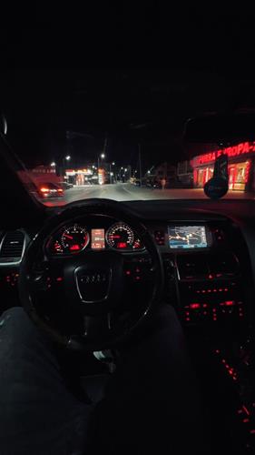 Shes veturen Audi Q7