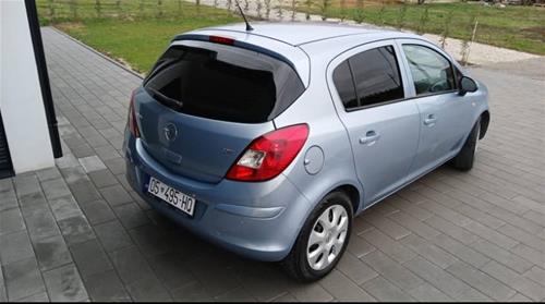 Shes veturen Opel Corsa