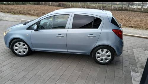 Shes veturen Opel Corsa