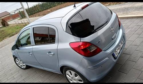 Shes veturen Opel Corsa