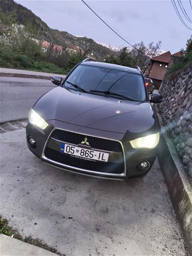 Shes Mitsubishi Outlander