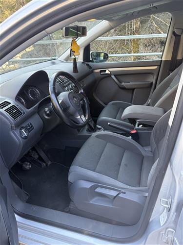 Shitet Volkswagen Touran 1.6 TDI, 105 PS, viti 2014, me 7 ulëse, manual 6-shpejtësi.