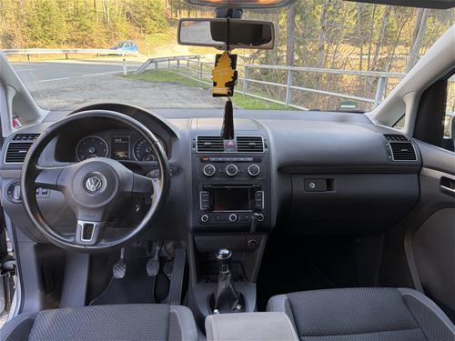 Shitet Volkswagen Touran 1.6 TDI, 105 PS, viti 2014, me 7 ulëse, manual 6-shpejtësi.