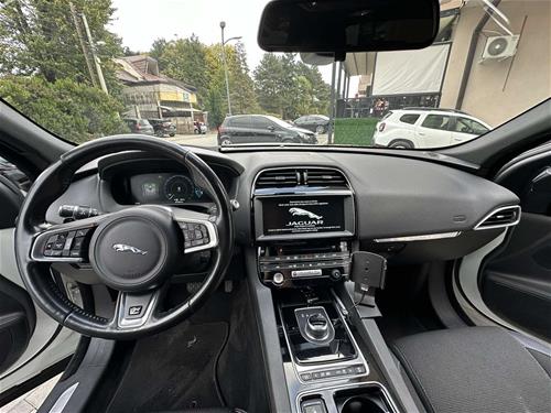 Shitet Jaguar F-Pace