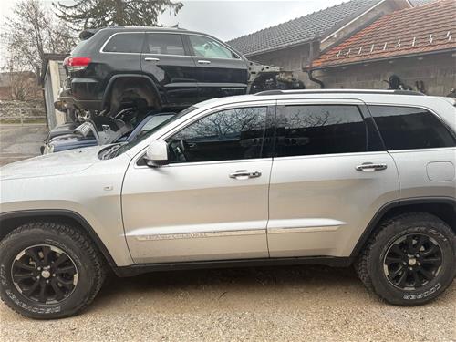 Shes veturen Jeep Grand Cherokee