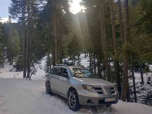 🚗 Mitsubishi Outlander 2004 – 2.0 Benzinë + Plin – 4x4 – 190,000 km .