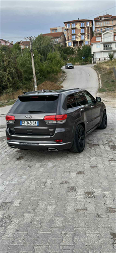 Shes veturen jeep cherokee