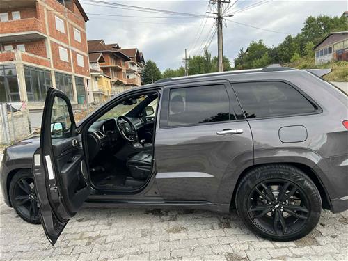 Shes veturen jeep cherokee