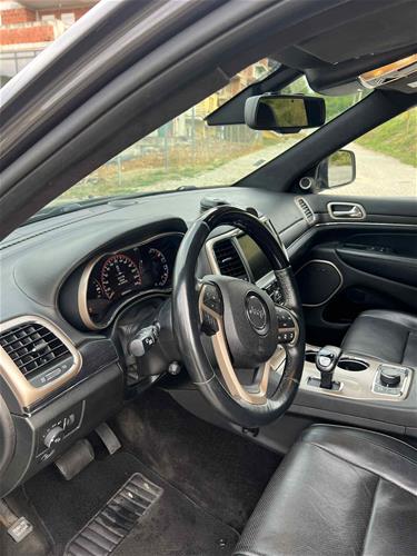 Shes veturen jeep cherokee