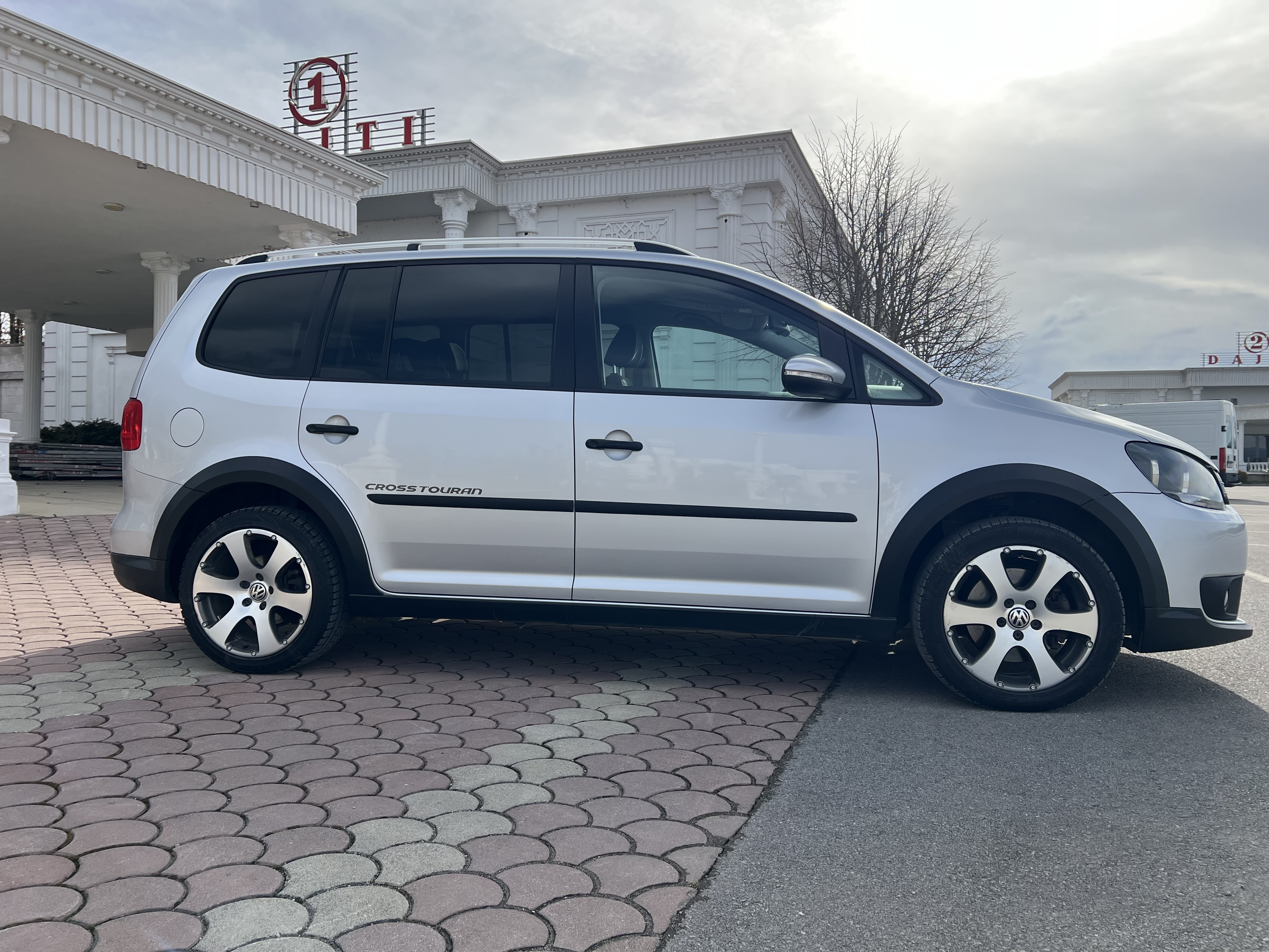 VW Touran 2.0 TDI - Cross - Automatik -140Ps - DSG
