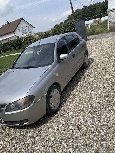 Shes veturen Nissan alamera