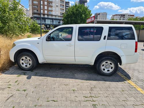 Shitet ose nderrohet Nissan Pathfinder