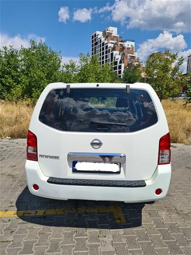 Shitet ose nderrohet Nissan Pathfinder