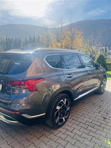 Shes veturën Hyundai Santa Fe 2022