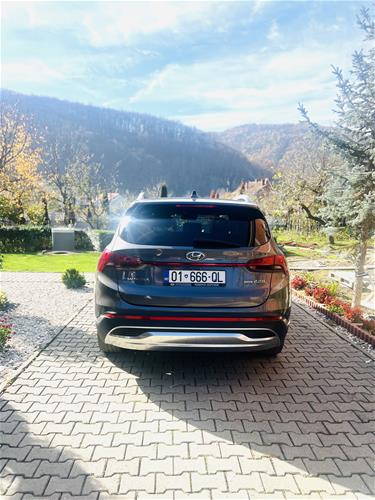 Shes veturën Hyundai Santa Fe 2022