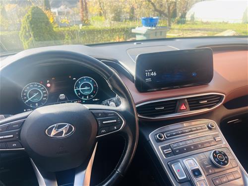 Shes veturën Hyundai Santa Fe 2022