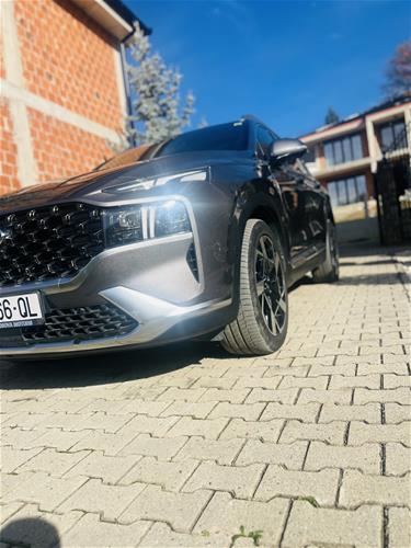 Shes veturën Hyundai Santa Fe 2022