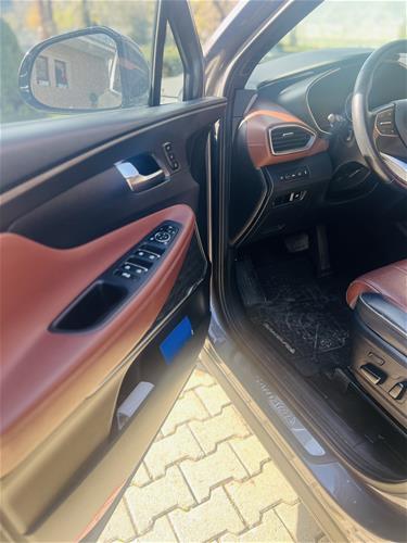 Shes veturën Hyundai Santa Fe 2022